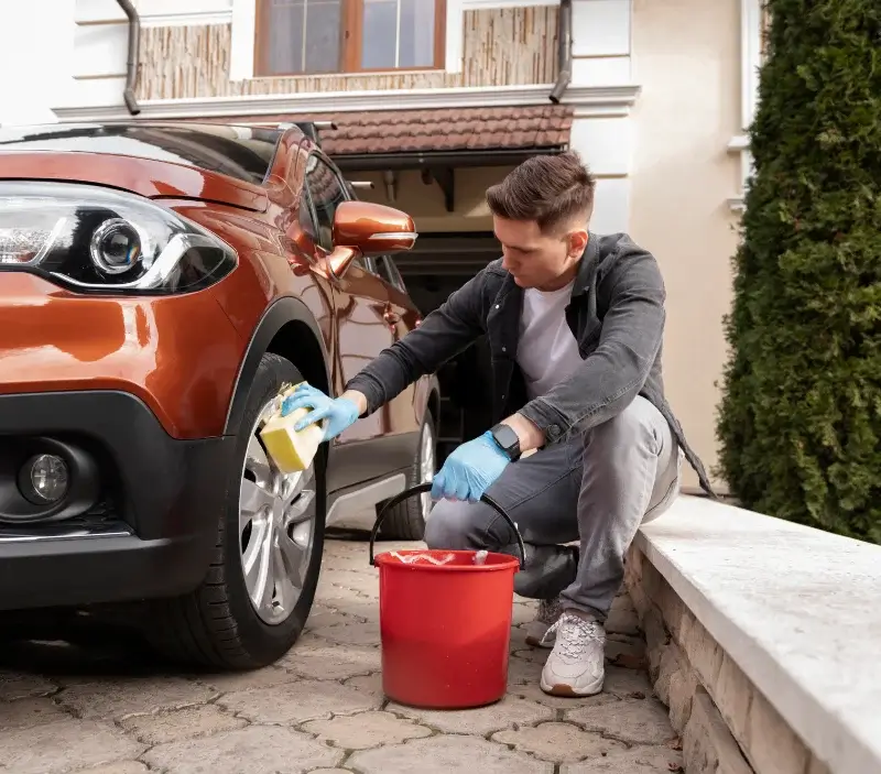 Lavage auto à domicile Saint-Germain-Chassenay : professionnel intervenant sur un véhicule